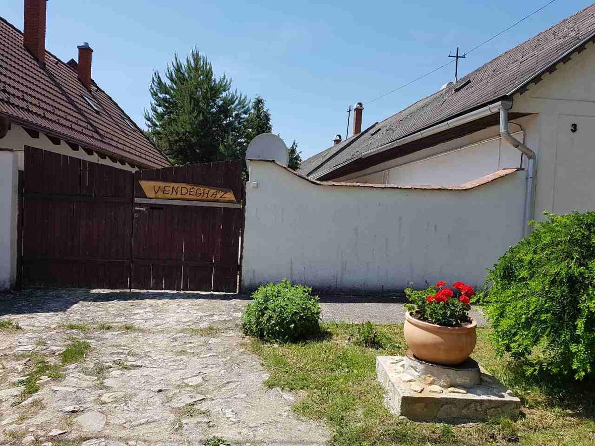 Kuti Vendeghaz Hotell Bakonykuti Exteriör bild