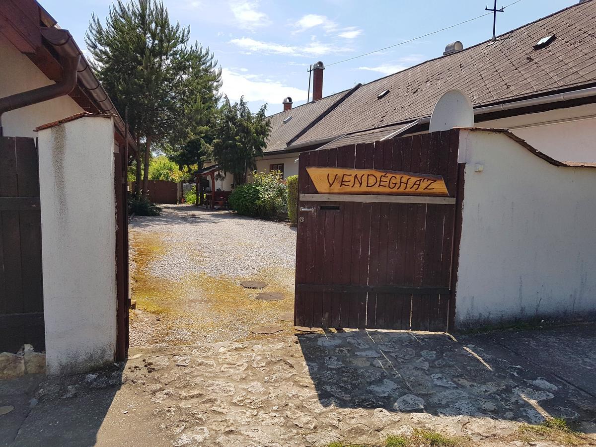 Kuti Vendeghaz Hotell Bakonykuti Exteriör bild